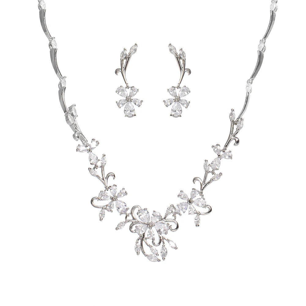DAISY MAGNIFIQUE CRYSTAL NECKLACE AND EARRING SET - NEW!