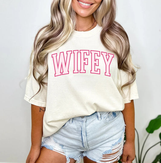 WIFEY VARSITY T-SHIRT PINK
