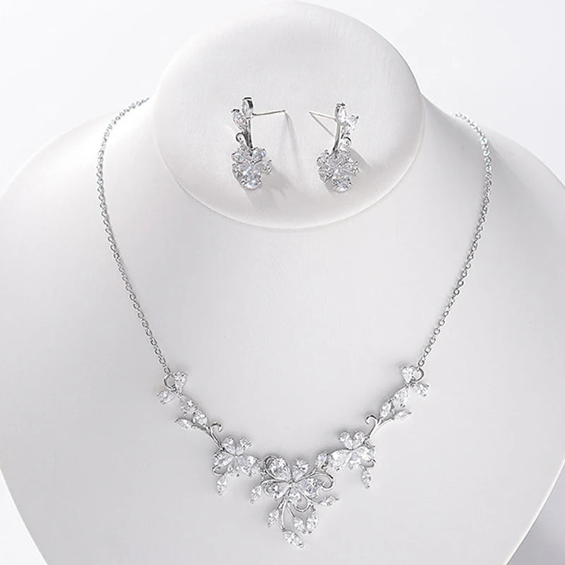 DAISY MAGNIFIQUE CRYSTAL NECKLACE AND EARRING SET - NEW!